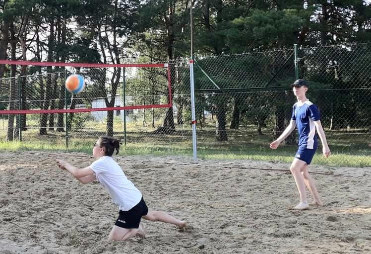 Mecz rozgrywany podczas Turnieju Piłki Plażowej w Siatkówce o Puchar Burmistrza Miasta i Gminy Chorzele.